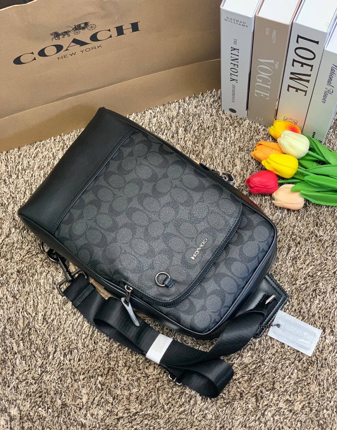 ใหม่ล่าสุด คุณผู้ชายห้ามพลาดเลยค่าา COACH GRAHAM PACK IN SIGNATURE ((89937)) พร้อมส่งที่ไทยค่ะ! กระเป๋าคาดอก สามารถคาดด้านหน้าหรือด้านหลังได้ตามแต่สะดวกค่ะ หนังแท้นิ่ม ทรงสวยมากๆค่ะสำหรับรุ่นนี้! มีช่องซิปตอนหน้าหนึ่งช่อง;ช่องหลักเปิดปิดแบบซิปคู่ ภายในโล่