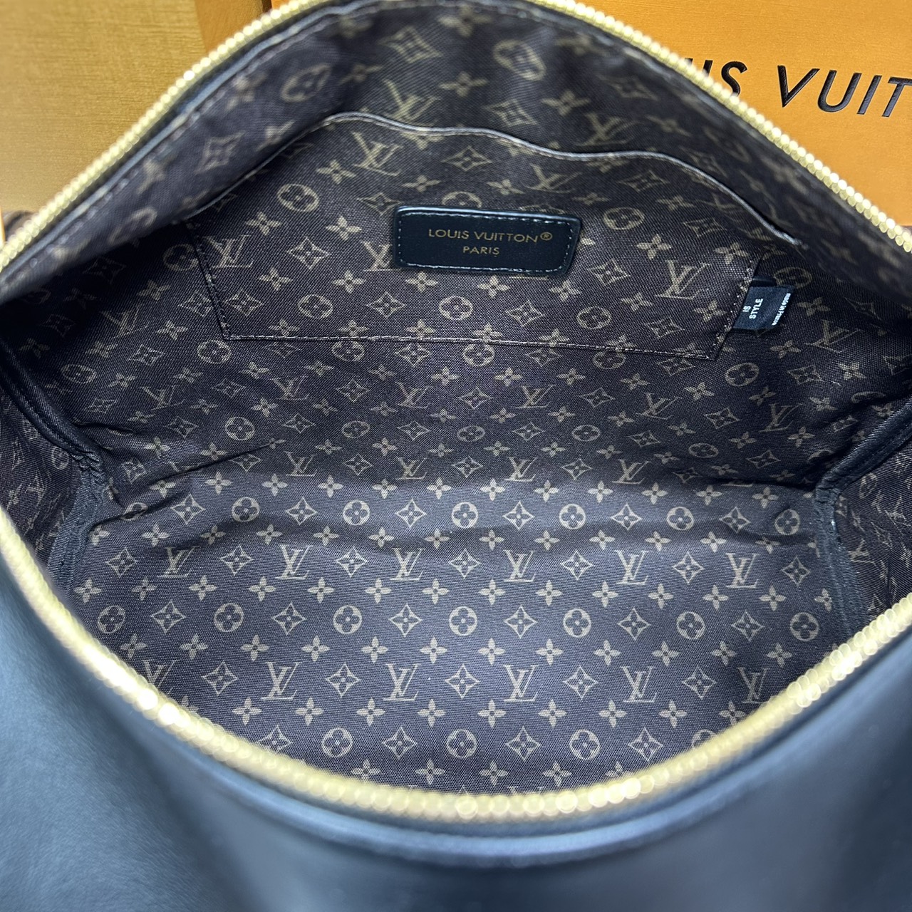 ORI หนังแท้ | LV Express MM Bag 30cm กระเป๋าสะพายทรงหมอนสปีดี้ดีไซน์ใหม่ล่าสุด โฉบเฉี่ยว แต่งคาดหน้าโมโนแกรมโดดเด่น ตัวกระเป๋าสีพื้นตัดกันอย่างลงตัว พร้อมหูแบบจับยาวถอดได้จะถือหรือคล้องไหล่ก็เก๋