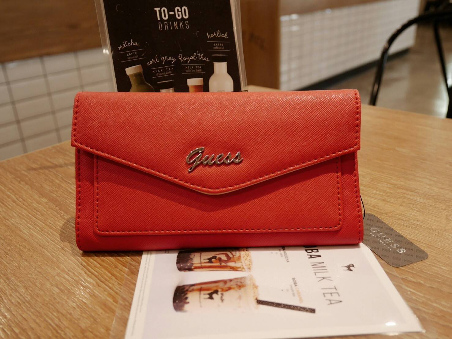 Guess leather wallet กระเป๋าสตางค์ใบกลาง หนังลาย saffiano เปิด ปิดด้วยกระดุม ด้านหน้าแต่งโลโก้แบรนด์สามเหลี่ยม หรูน่าใช้ ภายในมีช่องใส่ธนบัตร เหรียญ บัตรต่างๆ ปิดเปิดใช้งานสะดวก รุ่นแนะนำค่ะ หนังดีมากค่ะ ทนทานคุ้มค่าแน่นอน รีบช้อปด้วยค้า!!