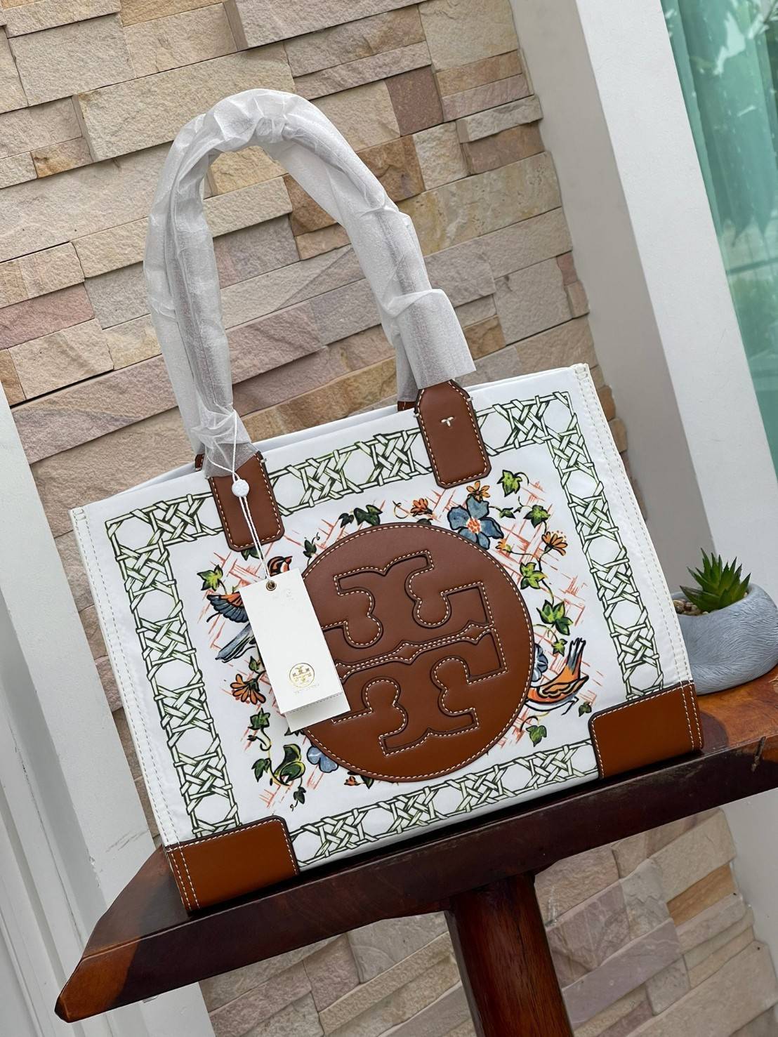 [Mini & Large size] Tory burch Ella Printed tote bag สำหรับใครที่ต้องการกระเป๋าแบบใช้งานได้ในหลาย ๆ โอกาส การเลือกกระเป๋าขนาดเล็กย่อมไม่สะดวกและไม่ครอบคลุมต่อการใช้สอยอย่างแน่นอน กระเป๋าใบนี้ไม่เพียงแค่ช่วยให้สะดวกในการเดินทางและทำให้บุคลิกภาพดูดีขึ้นเท่า