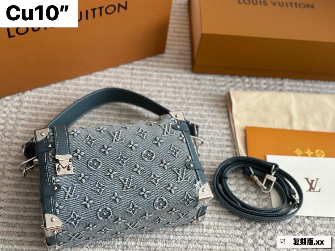 LV Side Trunk Monogram Denim Bag กระเป๋าสะพายทรงกล่องเดนิมซีดสไตล์วินเทจ ปั้มนูนโลโก้ลายโมโนแกรม ไอเท็มหรูหราย้อนยุค ผสมผสานความทันสมัย รูปทรงกล่องสัดส่วนสวยลงตัว