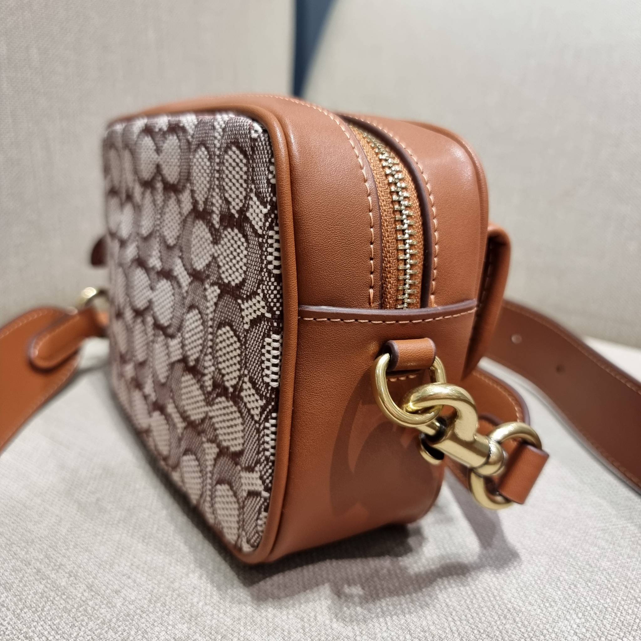 COACH C7764 STUDIO CAMERA BAG 19 IN SIGNATURE TEXTILE JACQUARD WITH CREATURES น้องเล็กใหม่สุดอีกหนึ่ง!! ขนาดเล็กกะทัดรัด มาแบบเลิศๆหรูๆมากแม่ พร้อมเทกเจอร์สุดคิ้วท์!! กระเป๋าสะพายข้างลุคไฮน์ ที่ดีไซน์ออกมาได้ปัง และดูแพงมากๆ ด้วยดีเทลคลาสสิคผสานความเป็นเอ