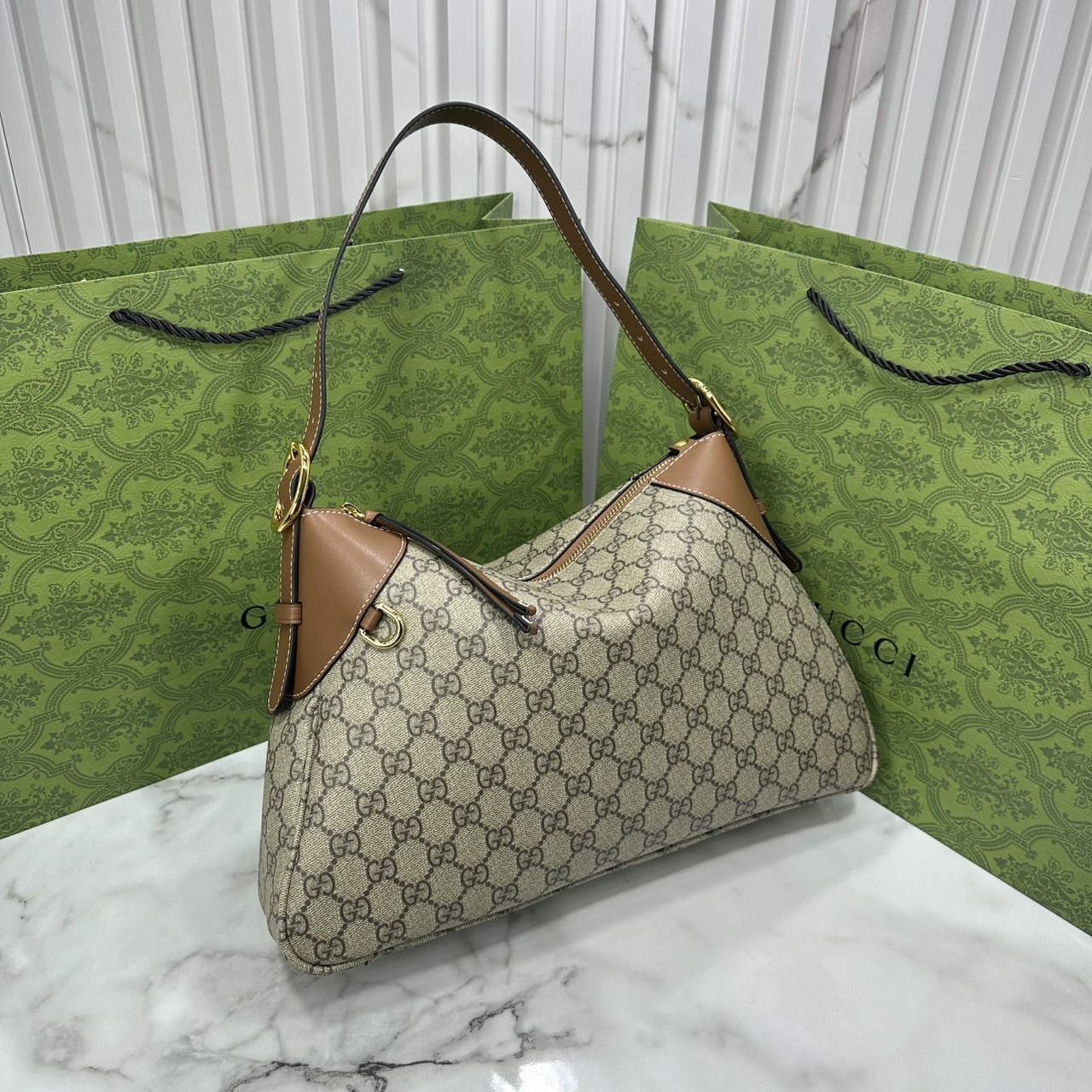 GUCCI GG Emblem medium shoulder bag กระเป๋าสะพายทรงใหม่สวยคลาสสิค พิมพ์ลายคมชัด เป็นไอเท็มต้องมีและยกเป็น everyday bag ได้เลย