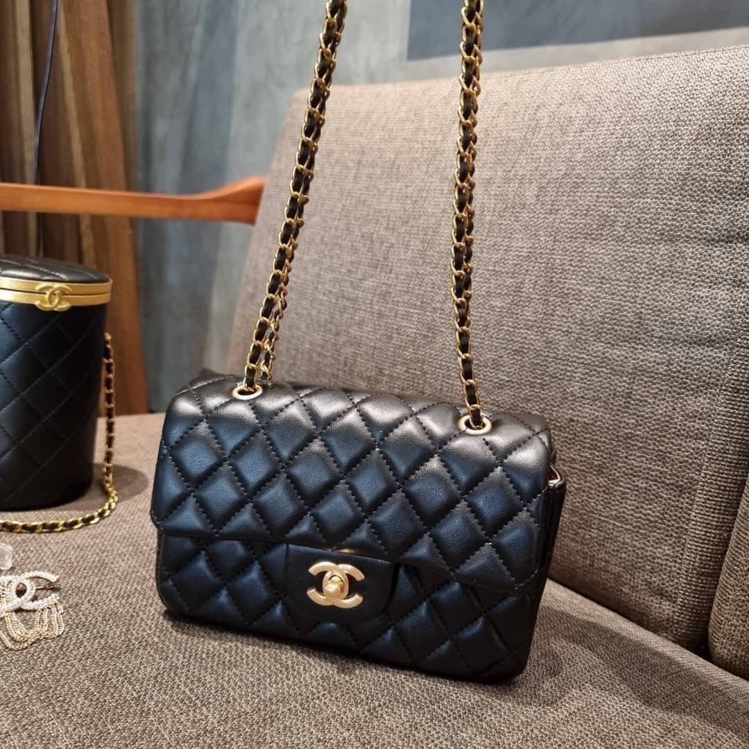 VIP 🥂 เซ็ทคือที่สุดของความคุ้ม CHANEL GIFT BOX SET สุดหรูชวนให้สะสม สุดยอดไอเท็มหายากพร้อมเสิร์ฟครบชุด สุดคุ้ม มาพร้อมกระเป๋าสะพายถึง 2 ใบ สุดหรูลิมิเต็ด หาไม่ได้ง่ายๆ ในคอลเลคชั่นภายในสีทอง และที่พิเศษยังมีน้ำหอมตัวท็อปมาให้อีก chanel no.5 ที่แสน