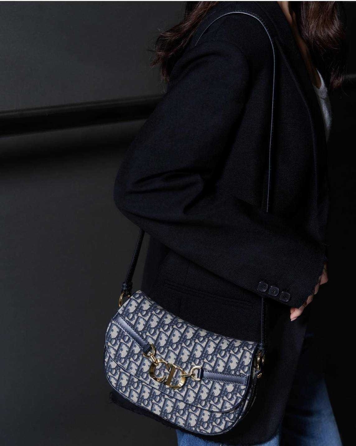 Small CD Besace Bag Blue Dior Oblique กระเป๋าสะพายทรงสวย ดีไซน์โลโก้โดดเด่นและหรูหรา