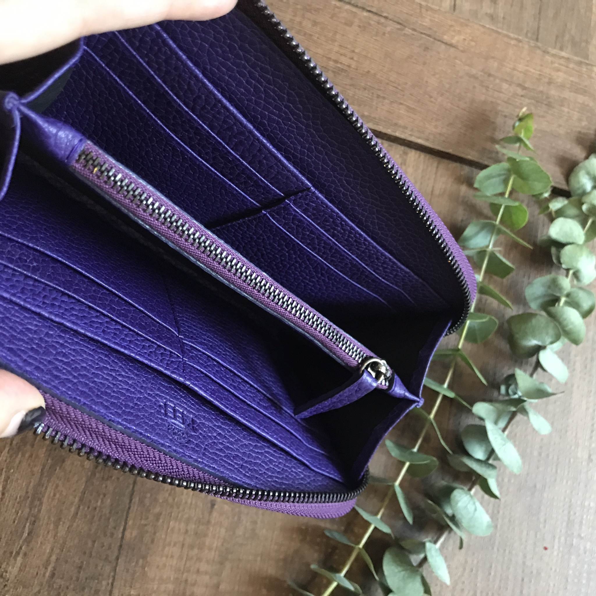 New Arrival !!!! กระเป๋าสตางค์ ทรงยาว แบบ ซิปรอบ 2 พับหนังวัวแท้นิ่มมือ จากแบรนด์ KEEP •Gissy zipper • กระเป๋าสตางค์ทรงยาว หนังวัวแท้ซิปรอบ แบบมีสายคล้องแขน ใบนี้ ใช้แล้วดีแน่นอนค๊า 🤑🤑 ตามหลัก โหราศาสตร์ กันเงินออก เก็บเงินอยู่แน่นอนค๊า ขน