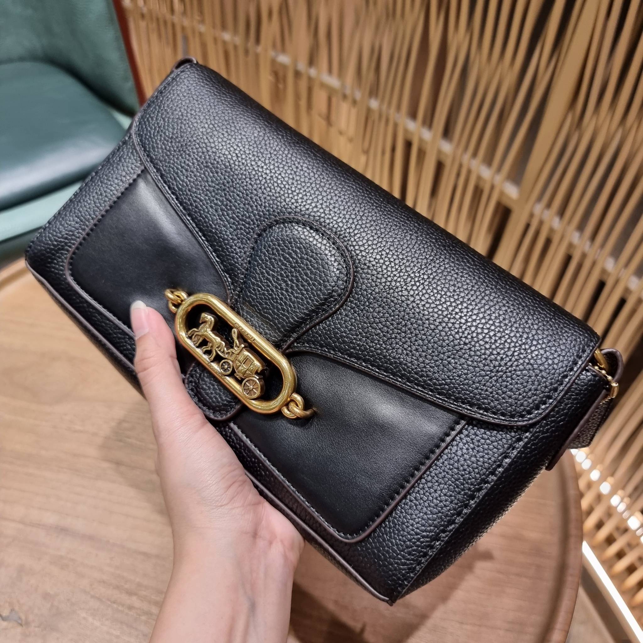 COACH SMALL JADE SHOULDER BAG [F91105,90782] กระเป๋าสะพายไหล่ ดีไซน์วินเทจย้อนยุค สวยคมชัด คลาสสิคใช้ได้ทุกลุค วัสดุหนัง pepble ทนทาน เปิด-ปิดด้วยฝาคาดโลโก้ พร้อมแถบแม่เหล็กในตัว รับรองแน่นหนา ด้านหลังมีช่องซิปให้ ภายในเป็นช่องโล่ง ขนาดกำลังดี ใช้งานง่าย 