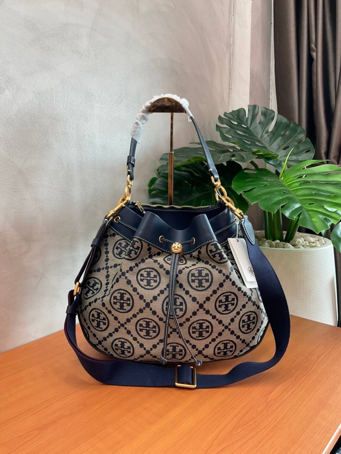 Tory burch t monogram jacquard drawstring hobo New Collection 2021 กระเป๋าถือและสะพายข้าง Monogram จาก tory burch ทำจากผ้าใบ jacquard ตัดด้วยหนังวัวแท้