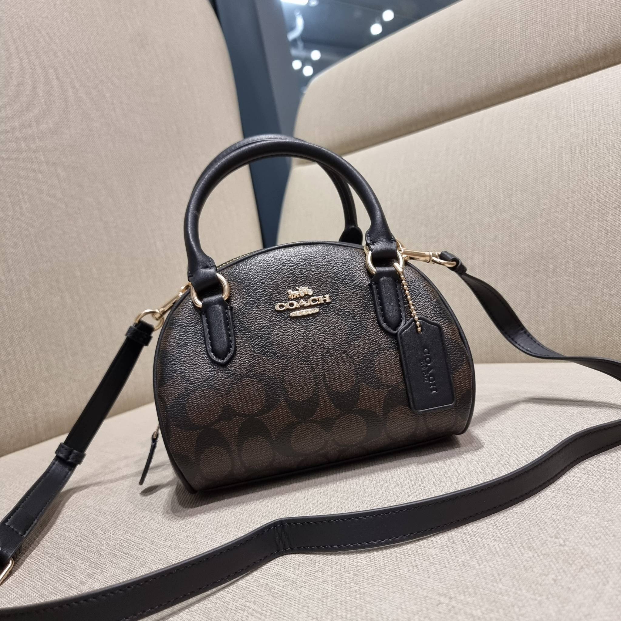 COACH SYDNEY SATCHEL BAG CA202 CA591 CB596 ใหม่ล่าสุด กับคอลที่สาวๆต้องหลงรัก กระเป๋าสะพายทรง satchel ที่มีรูปทรงดึงดูดสายตา สวยแรกเห็น วัสดุหนัง crossgrain พร้อมหูจับในตัว เปิด-ปิดด้วยซิป ภายในโล่งกว้าง ขนาดกำลังดี มีสายครอสให้ ปรับได้ตามชอบ ใบจริงลูกคุณ