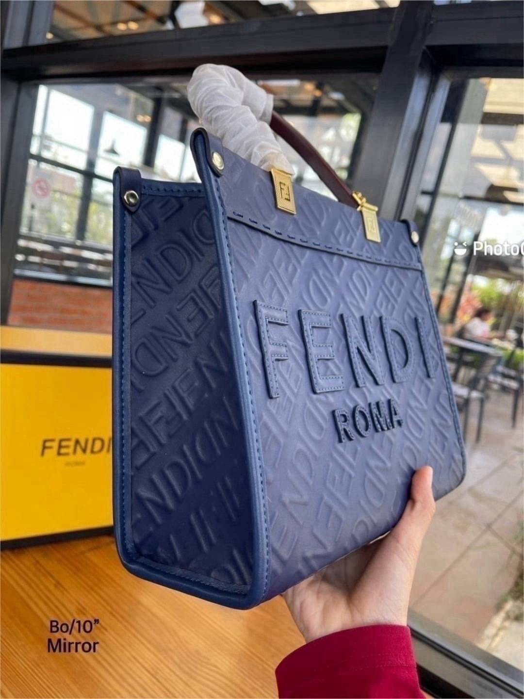 FENDI Sunshine Tote leather shopper Bag กระเป๋าทรงโท้ทงานหนังเต็มใบ สีใหม่สวยโดดเด่น ทรงตั้งสวยอยู่ทรง ปั้มลายแบรนด์เต็มใบ สวยหรูดูแพง