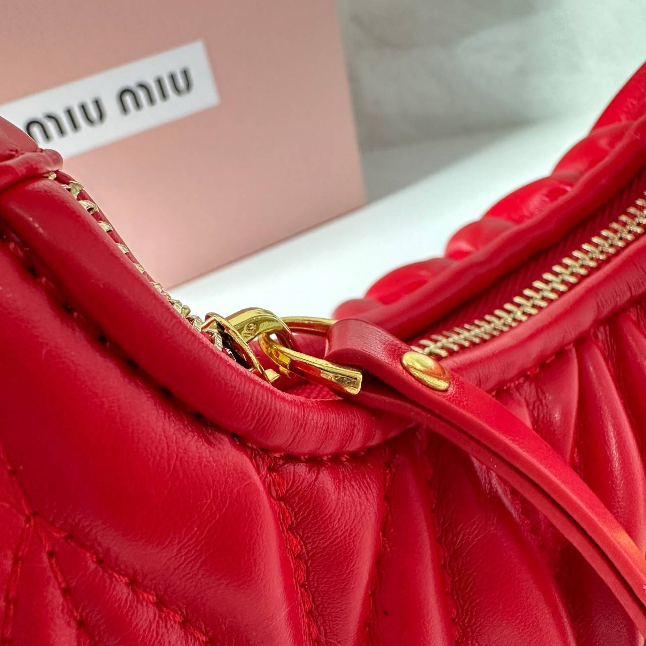 MIU MIU WANDER MATELASSÉ MINI HOBO BAG กระเป๋าถือ/กระเป๋าสะพายข้าง แบรนด์ดังจากอิตาลี ด้วยเอกลักษณ์ความโดดเด่น