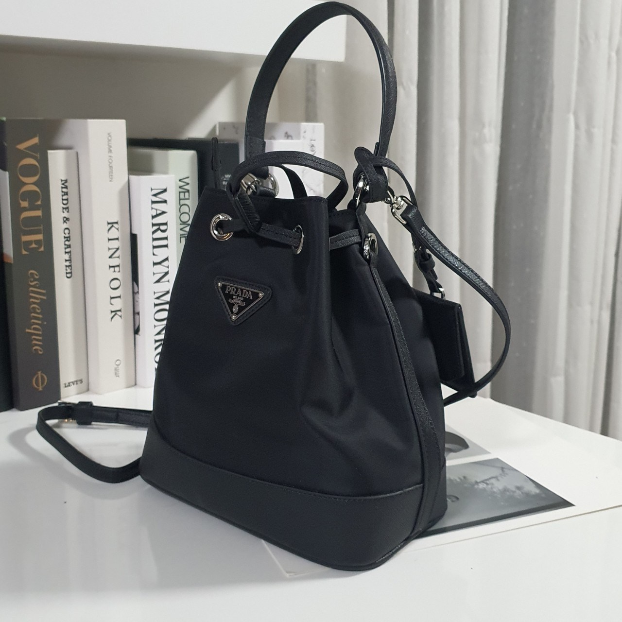 สินค้าใหม่!! NEW ARRIVIAL **ทรงขนมจีบไซส์ใหญ่ 🐰 งานพรีเมี่ยมกิ้ฟ จากเคาเตอร์ต่างประเทศ จากแบรนด์ PRADA วัสดุ NYLON สลับหนัง SAFFIANO ดีไซน์สวยหรูมากค่า เนื้อหนาซับในอย่างดี อะไหล่เงินทั้งใบ จุดเด่นคือ กระเป๋าสามารถ จุของได้เยอะมาก ด้านในมีช่องใส่ข