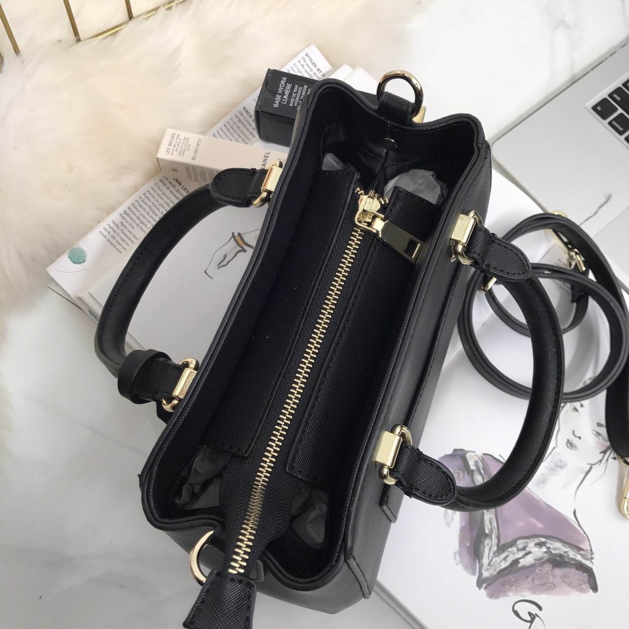 รุ่นขายดีที่สุด 👍 จากแบรนด์ KEEP รุ่น Elegance รอบนี้เข้ามา 2 size ให้เลือกเลยค่า **จุดเด่นที่ >หนังคุณภาพ ลายหนัง saffiano > ถือสะพายเข้าง่ายกับทุกชุด >ทรงสวยมากคะ ขนากกระเป๋ากำลังดีคะ ใส่ กปต ยาว มือถือได้ทุกรุ่น > มีช่องย่อยแบ่งเก็บ