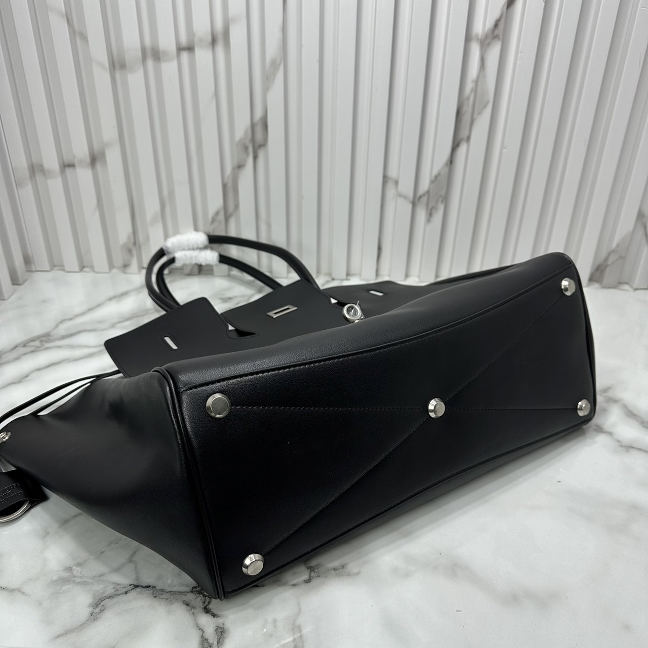 Balenciaga Bel Air Medium Carry All Bag / medium leather tote bag 35cm ที่สุดของไฮแบรนด์สุดไอคอนิค ด้วยกระเป๋าสะพายทรงโท้ทใบใหญ่ ดีไซส์เป็นเอกลักษณ์ งานหนังเต็มใบสวยมาก