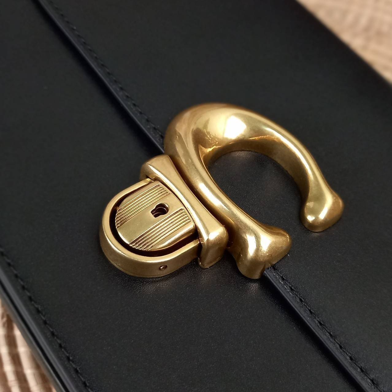 COACH STUDIO GLOVETANNED LEATHER SHOULDER BAG (C6641)🌺ห้ามพลาดเด็ดขาด!! สวยละมุน เรียบหรู ดูแพงสุดๆ!! //กระเป๋าถือ กระเป๋าสะพาย ดีไซน์เนี้ยบ! เฉียบมาก!// วัสดุหนังแท้ หนังเรียบเต็มใบ อยู่ทรง สวยมากๆ ดีเทลเรียบหรู ผู้ดีสุดๆ!// ด้านหน้าเปิด-ปิดด้วยต