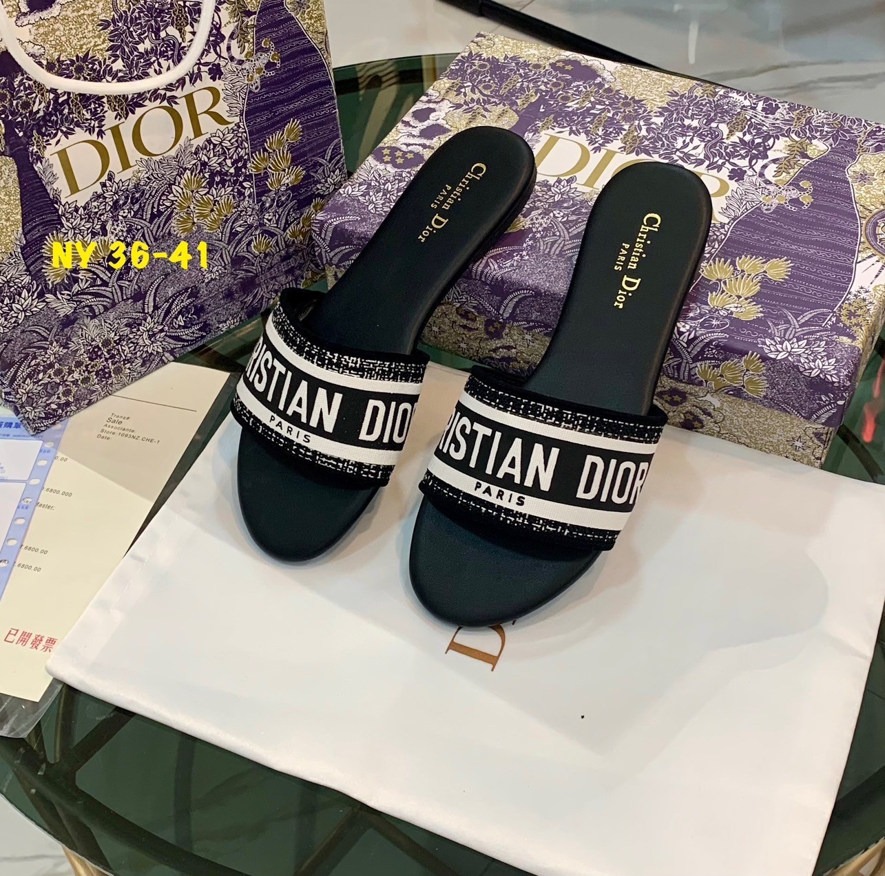 พร้อมส่ง Dior Sandals รองเท้าแตะดิออ งานคัดเกรดคุณภาพทอละเอียด ปั้มแบรนด์ พื้นยางกันลื่นอย่างดี กระชับเท้า ใส่สบายเดินได้นาน ไม่เจ็บไม่บีบเท้า สวยเกินราคา ภาพถ่ายจากงานจริง สวยตรงปกค่ะ