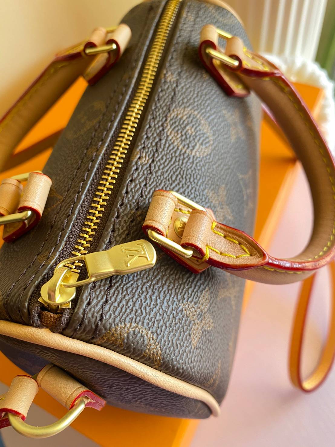 VIP GIFT 】LOUIS VUITTON NANO SPEEDY พร้อมส่งความน่ารักค่ะ! กระเป๋าทรงหมอนไซด์มินิ หนังแกะแท้นิ่มสวยงามค่ะ เปิดปิดกระเป๋าแบบซิป ภายในสามารถใส่มือถือได้ กระเป๋าเงินใบกลางได้ พาสปอร์ตได้ค่ะ