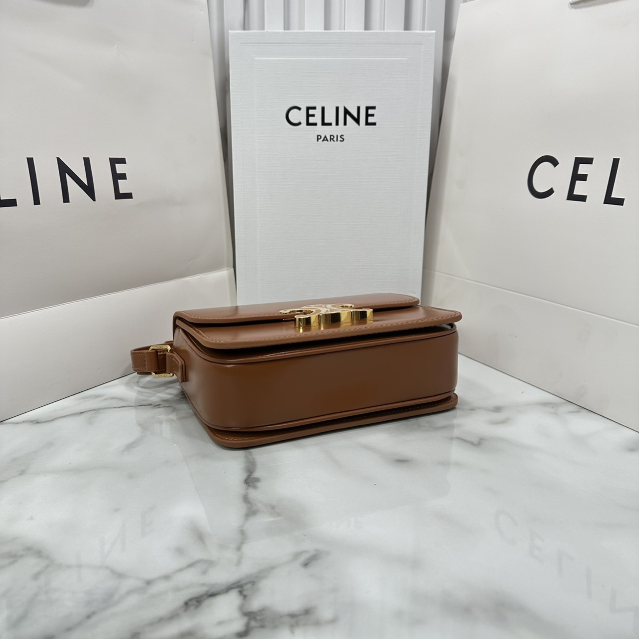 ORI หนังแท้ | 7" CELINE TRIOMPHE TEEN BAG in glossy leather กระเป๋าสะพายรุ่นยอดนิยม ถ่ายทอดให้เห็นถึงแก่นแท้ของสไตล์แบบ CELINE งานหนังเรียบเงาสวยหรูหรา