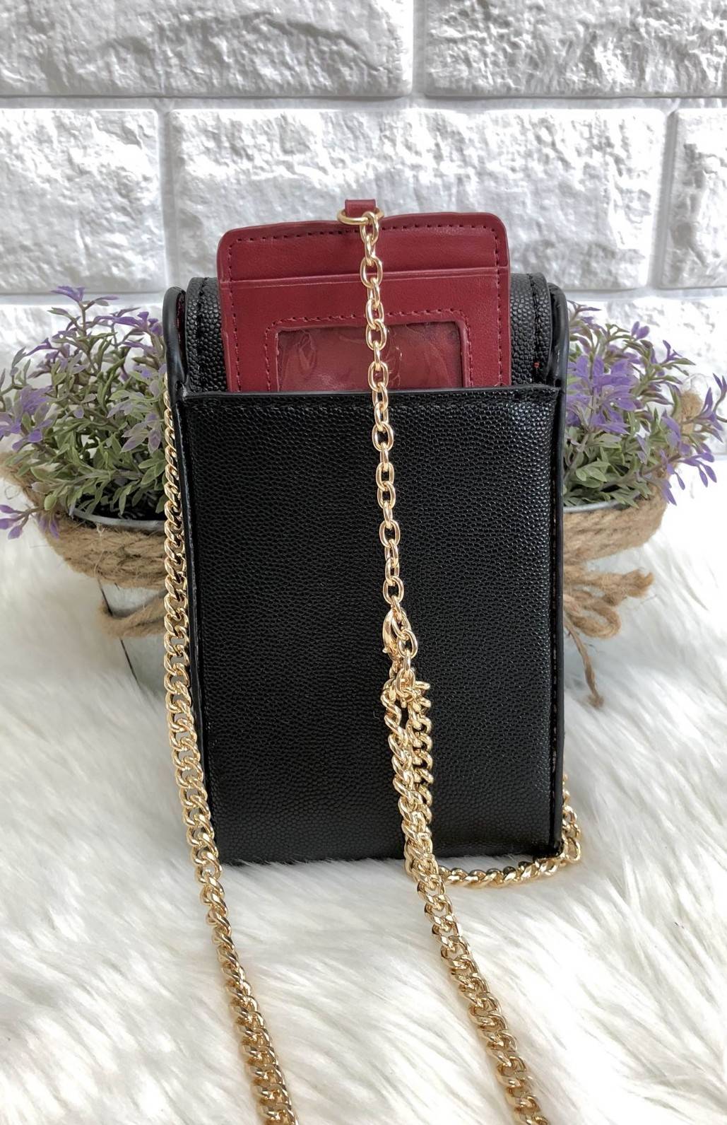 New arrival CHARLES & KEITH EMBELLISHED BUCKLE CLUTCH BAG 2018 พร้อมส่งรุ่นใหม่ล่าสุด กระเป๋าสำหรับใส่มือถือ หรือสัมภาระจุกจิก วัสดุลายหนังคาเวียร์ ด้านหน้าแต่งดีเทลหรูด้วยเม็ดพลอยอะไหล่ทองค่ะ เปิดปิดกระเป๋าแบบกดล้อค (กดปุ่มเข้าหากัน) ด้านในโล่ง สามารถใส่