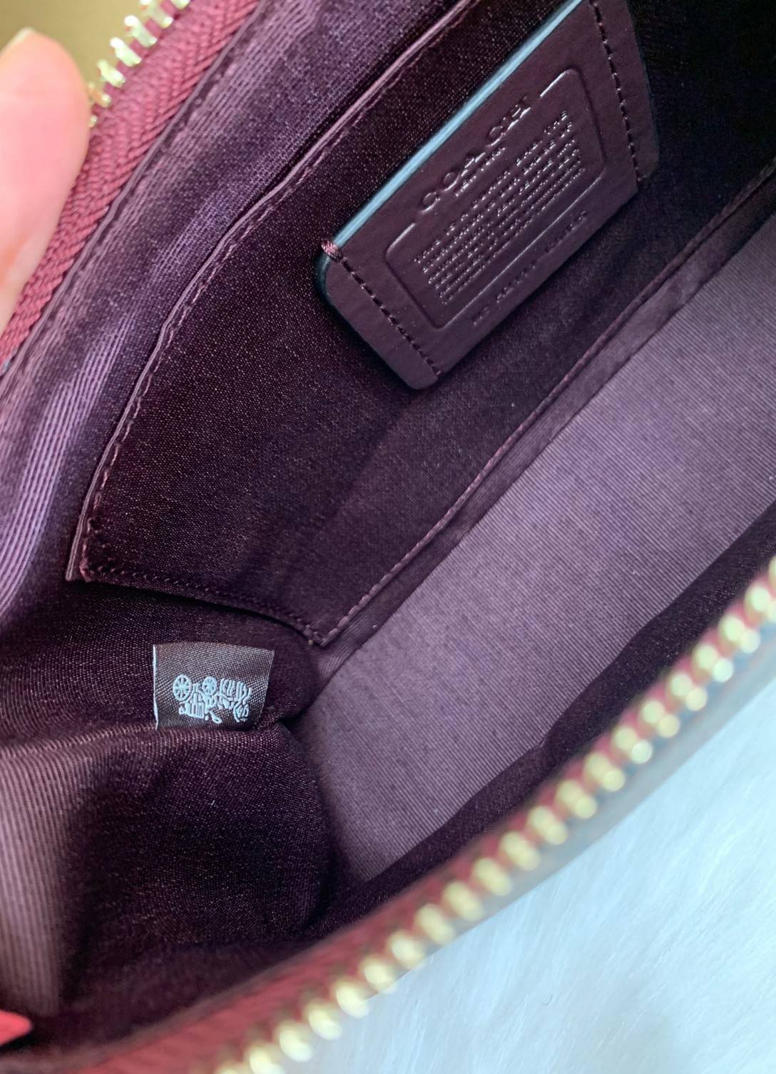 สีเข้าใหม่ สวยมากจริงค่ะ!! COACH JES BAGETTE IN BLOCKED SIGNAATURE ((C6825)) 📌พร้อมส่งที่ไทย สินค้าเข้าใหม่ลาสุดค่ะ! กระเป๋าสะพายครอสบอดี้ร์ หนังแท้ น้ำหนักเบา ทรงสวย 🔺ตัวกระเป๋าเป็นหนังลายC สลับสีได้ลงตัวสวยงาม โดดเด่น น่าใช้มากๆค่ะ!