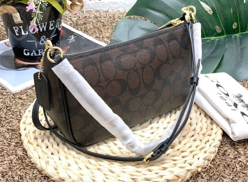 COACH HANDLE POUCH SIGNATURE BAG (รุ่นโลโก้อะไหล่ตัวเล็ก) กระเป๋าสะพาย หรือสะพายข้าง Crossbody ราคาสุดคุ้มค่ะ วัสดุ pvc อย่างดี ลาย C เปิดปิดกระเป๋าแบบซิป ภายในสามารถใส่กระเป๋าสตางค์ใบยาวขนาดปกติได้ ของอื่นๆจุค่ะ มีช่องเล็กใส่ของจุกจิก สายยาวถอดออกได้เลื่