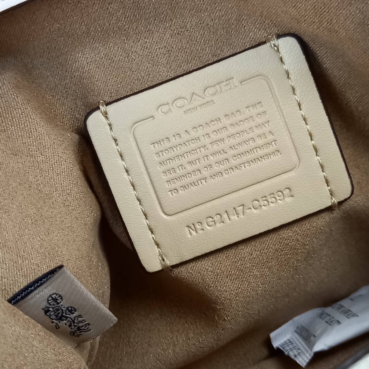 COACH MINI BRYNN CROSSBODY IN SIGNATURE CANVAS (COACH C5592)🍁สวยหรูหรา น่ารัก ด้วยลุคคุณหนู เกินเบอร์มาก!!//กระเป๋าถือ กระเป๋าสะพาย ลุคเก๋ ไซร์มินิ จะถือเป็นครัชแบบเลิศๆ หรือสะพายเป็นครอสบอดี้สุดชิลๆก็รอด// วัสดุหนังแคนวาสคุณภาพ ตกแต่งดีเทลหรูด้วย