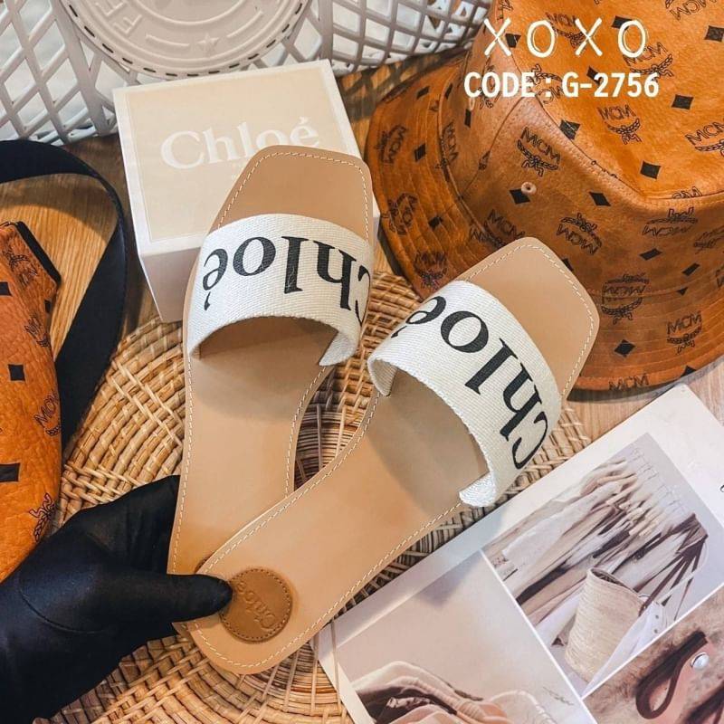 Chloe Sandals แตะสวม เรียบหรู วัสดุผ้าแคนวาส สกรีนแบรนด์ แมทส์ชุดง่าย น้ำหนักเบา