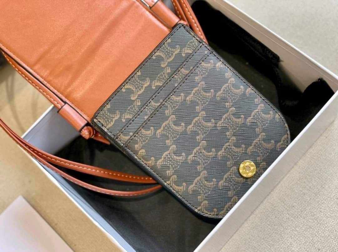 Celine Phone Pouch in Triomphe Canvas and Calfskin Tan / Celine phone bag กระเป๋าใส่โทรศัพท์เรียบหรู ด้วยลวดลาย Triompe ที่แสดงถึงความเป็นเอกลักษณ์ของแบรนด์ ช่องหลักที่มีความกว้าง สามารถใส่โทรศัพท์มือถือ ธนบัตร บัตรต่าง ๆ และของจุกจิกชิ้นเล็ก ๆ ได้แบบจุใจ