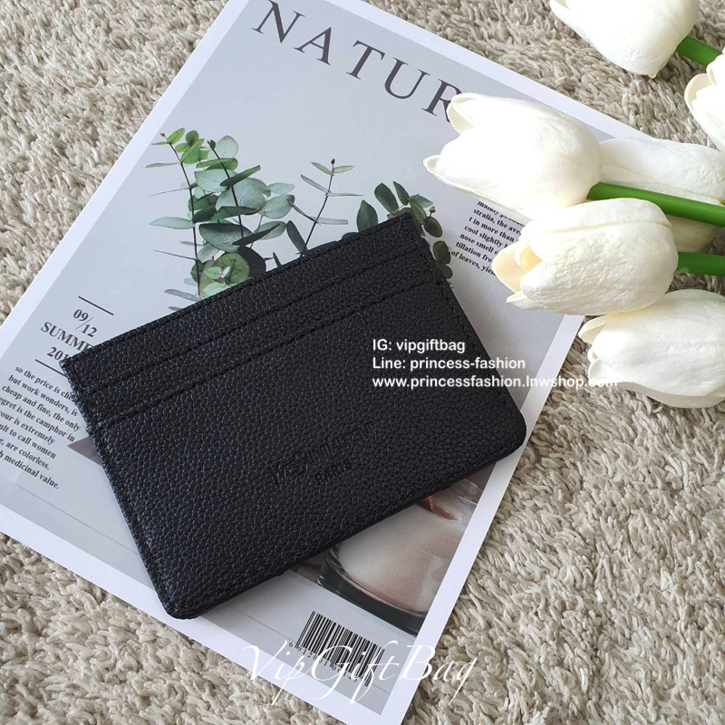 งานหรูเว่อวัง พร้อมส่งคะ YSL card holder in Black(GWP) 💳 จากพรีเมี่ยมกิ้ฟแบรนด์หรูอย่าง YSL ดีไซน์สวยเก๋ หนังคาเวียร์dด้าน ประดับ Logo brand อะไหล่ทอง *ขนาดกำลังน่ารัก ใส่บัตรได้ถึง 5 ใบ พกพาสะดวก จะซื้อไว้ใส่บัตรใบหรู หรือซื้อให้เป็นของขวัญ ก็ควร