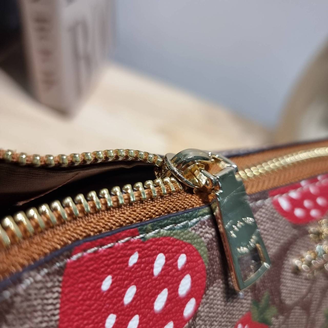 COACH F58321 TOP HANDLE POUCH คอลเลคชั่นสุดฮิต กับดีไซน์ใหม่ น่ารักน่าใช้ทุกแบบ กระเป๋าพอชทรงใช้งานง่าย สะดวก กะทัดรัด วัสดุหนังแคนวาสเคลือบคุณภาพ มาพร้อมสายคล้องในตัว และสายสะพาย crossbody ปรับเปลี่ยนได้ตามสไตล์ อีกหนึ่งไอเท็มที่สาวๆต้องมี ในราคาสุดคุ้ม 