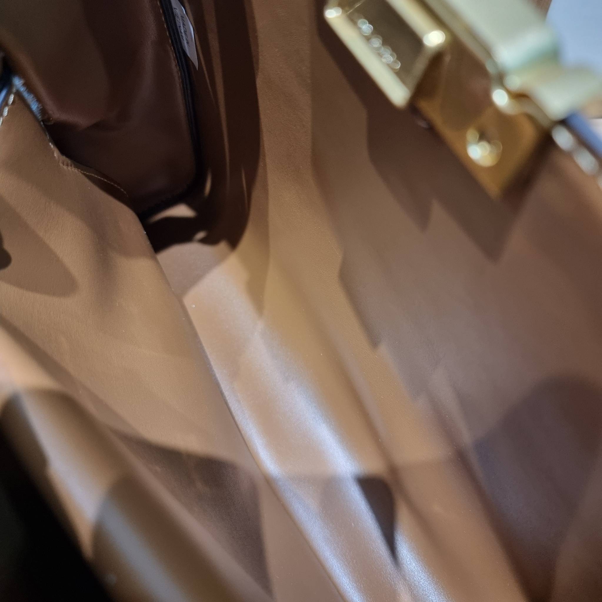 TORY BURCH ELEANOR SPAZZOLATO SATCHEL ใหม่และดูดีเกินต้าน กับกระเป๋าถือทรงสวย ใบใหญ่ ดีไซน์ผู้ดีเรียบหรู ถือขับผิวไปเลยทุกสี สวยคม มาพร้อมหูจับในตัว