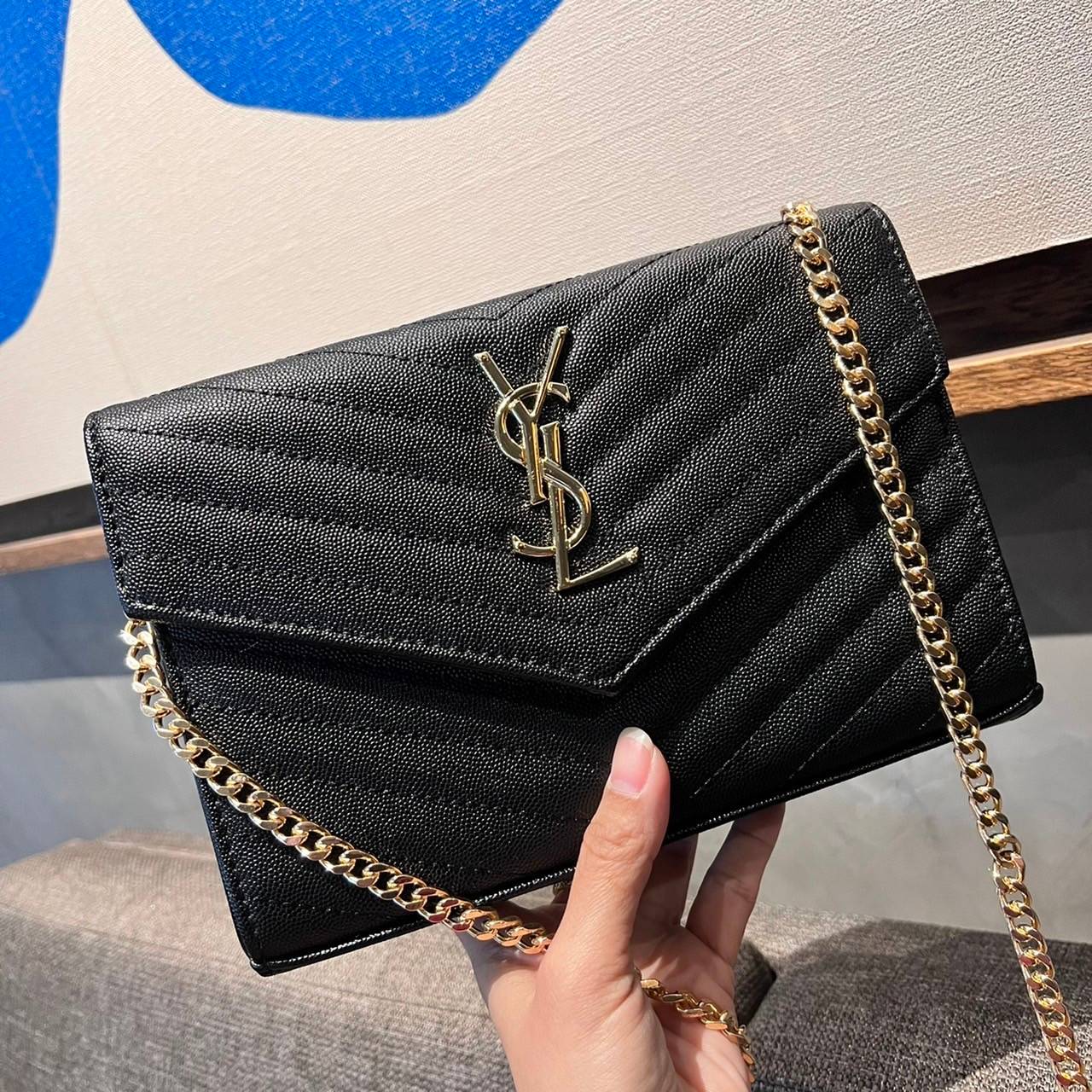 ไม่เคยผิดหวังจริงๆ!! กับรุ่นที่สาวๆรู้กัน Yves Saint laurent clutch bag with chain กระเป๋าสะพายทรง woc สุดฮอต ดีไซน์เรียบหรู โดดเด่นด้วยโลโก้ด้านหน้า เพิ่มดีเทลความผู้ดี วัสดุหนัง pepble ทนทาน ใช้งานง่ายเพียงแค่เปิด-ปิดด้วยกระดุมแม่เหล็ก ภายในแบ่งสัดส่วนไ