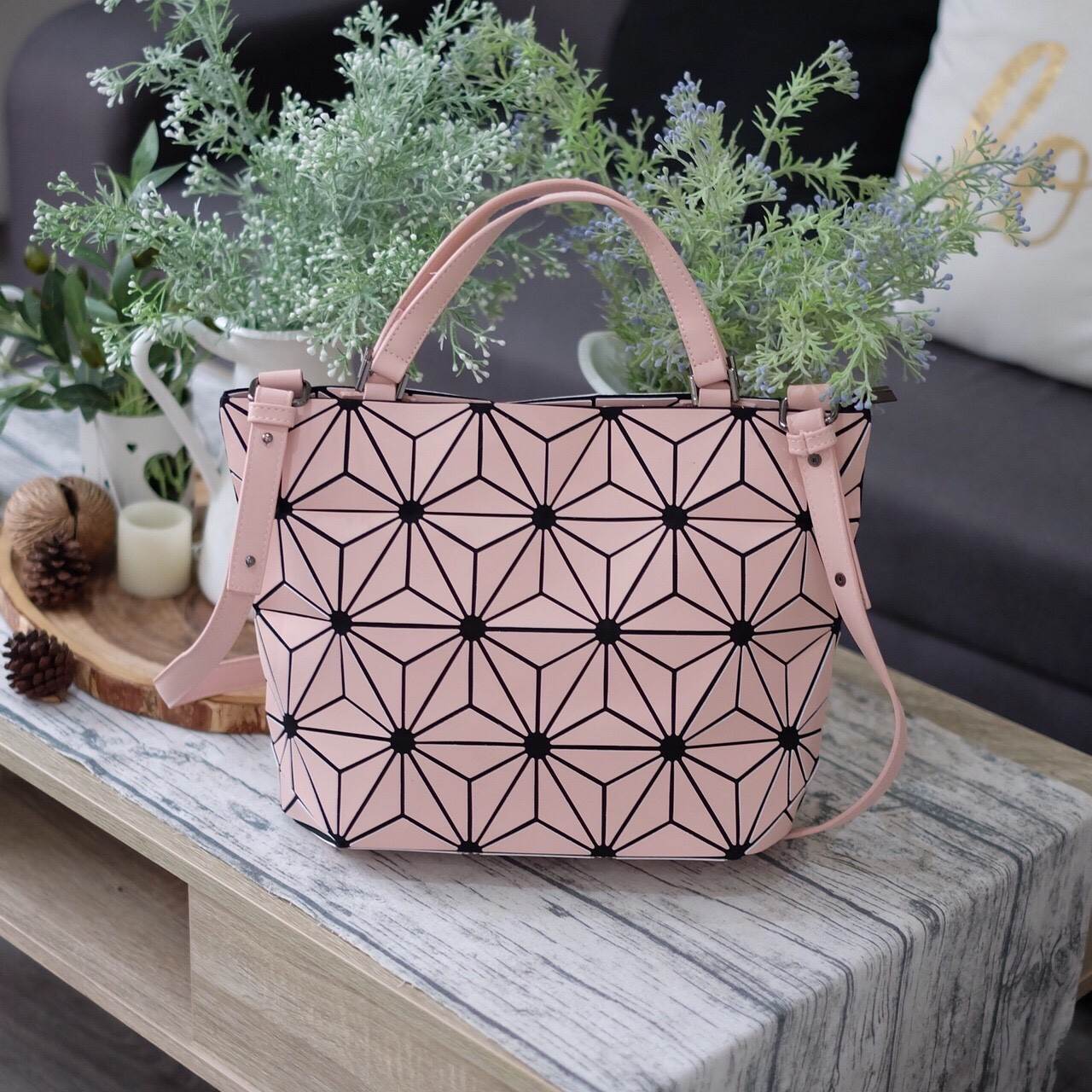 New Collection ka ' Matte Color ' ✨✨ สีด้าน มีให้เลือกถึง 4 สี 🍭🍭แถมยังลาย Limited edition หายาก 👍ปรับทรงได้ 2 แบบ น่ารักมาก จากแบรนด์ David Jones กระเป๋าสะพายข้างดีไซน์เกร๋มาก สีสวยหรูมาก ขนาดกะลังดีเลย น้ำ