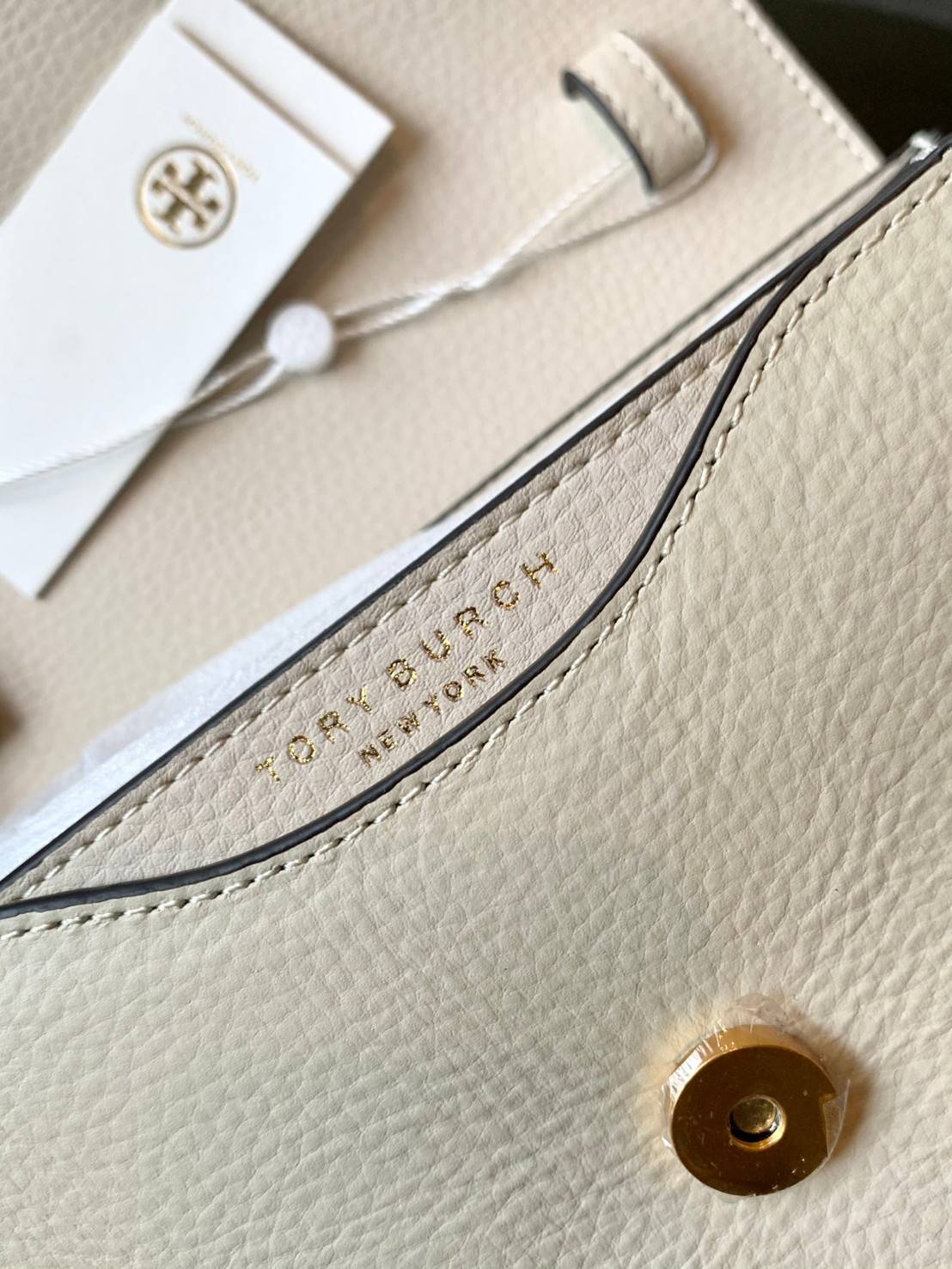 TORY BURCH BRLTTEN SMALL SADDLE BAG / Tory Burch Britten Flap Shoulder Bag กระเป๋าสะพายข้าง วัสดุหนังแกะแท้ ด้านหน้าประดับโลโก้แบรนด์ เปิด-ปิดกระเป๋าแบบกระดุมแป็กแม่เหล็กแน่นหนา ภายในมีช่องหลัก ใส่กระเป๋าเงินใบกลาง มือถือได้ทุกรุ่น มีช่องแยกใส่ของจุกจิกอี
