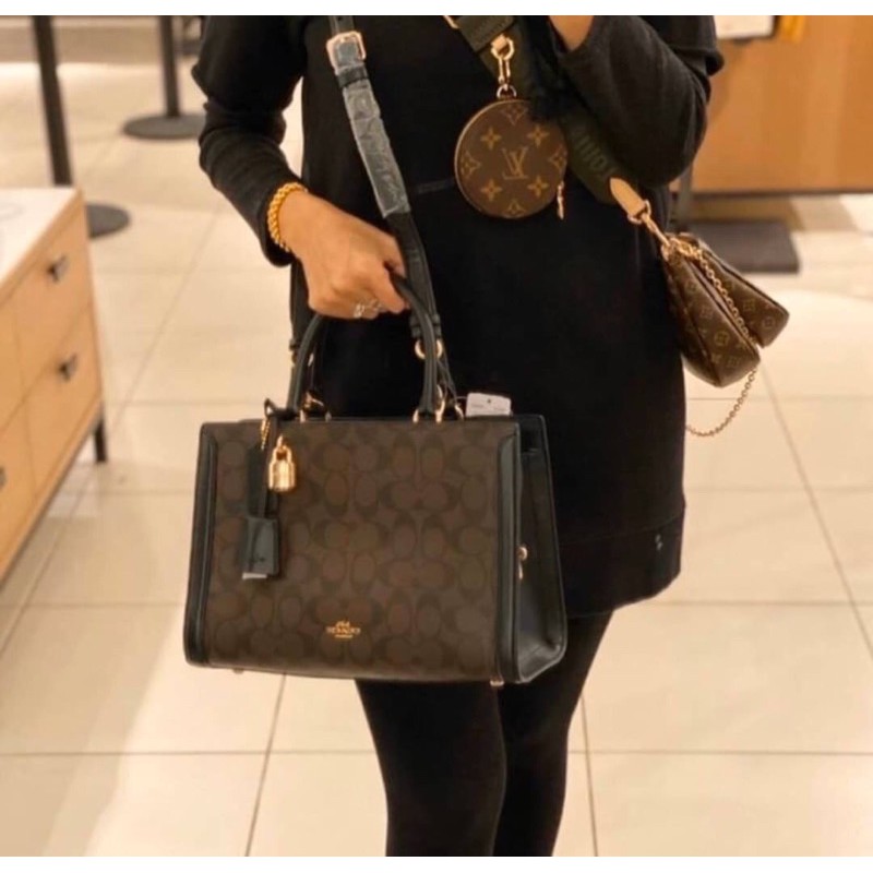 COACH ZOE CARRYALL IN SIGNATURE CANVAS เดอะเบสท์แห่งปี ต้องยกให้พี่คนสวยใบนี้เลย!! รุ่นที่สาวๆตามหา หายากอีกหนึ่ง กระเป๋าถือ/สะพายทรงสวย คลาสสิค ใบใหญ่จุคุ้ม มีดีเทลน่ารักๆที่แม่กุญแจ สามารถล็อคหัวซิปได้ กุญแจซ่อนในพวงหนังห้อยก็น่ารักไปอีก ภายในโล่งกว้าง 