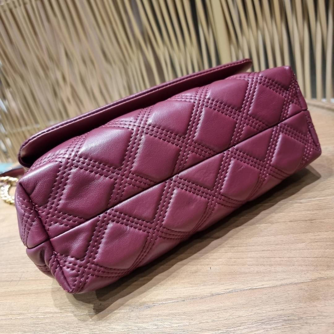 TORY BURCH FLEMING SOFT CONVERTIBLE SHOULDER BAG รุ่นหายากที่สาวๆตามหา มาพร้อมเสิร์ฟความสวยถึงบ้านไปเลยจ้า รอบนี้คัดสีสวยๆมาให้ได้ช้อปกันอย่างจุใจไปเลย กระเป๋าสะพายไหล่ หนังแท้นิ่มเต็มใบ สวยหรูดูแพง เปิด-ปิดด้วยตัวกดล็อคแน่นหนา สายสะพายในตัวปรับใช้ได้ 2 แ