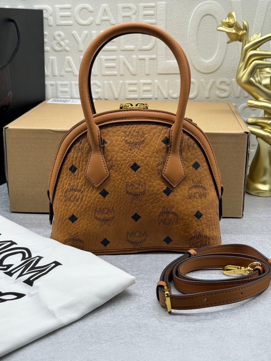 M.C.M TRACY TOTE IN VISETOS กระเป๋าถือ/สะพายข้าง ทรงยูนีคโดดเด่น น่าใช้ หูจับในตัว เกรดออริ สลับแท้ 1:1 ใช้งานต่างประเทศได้