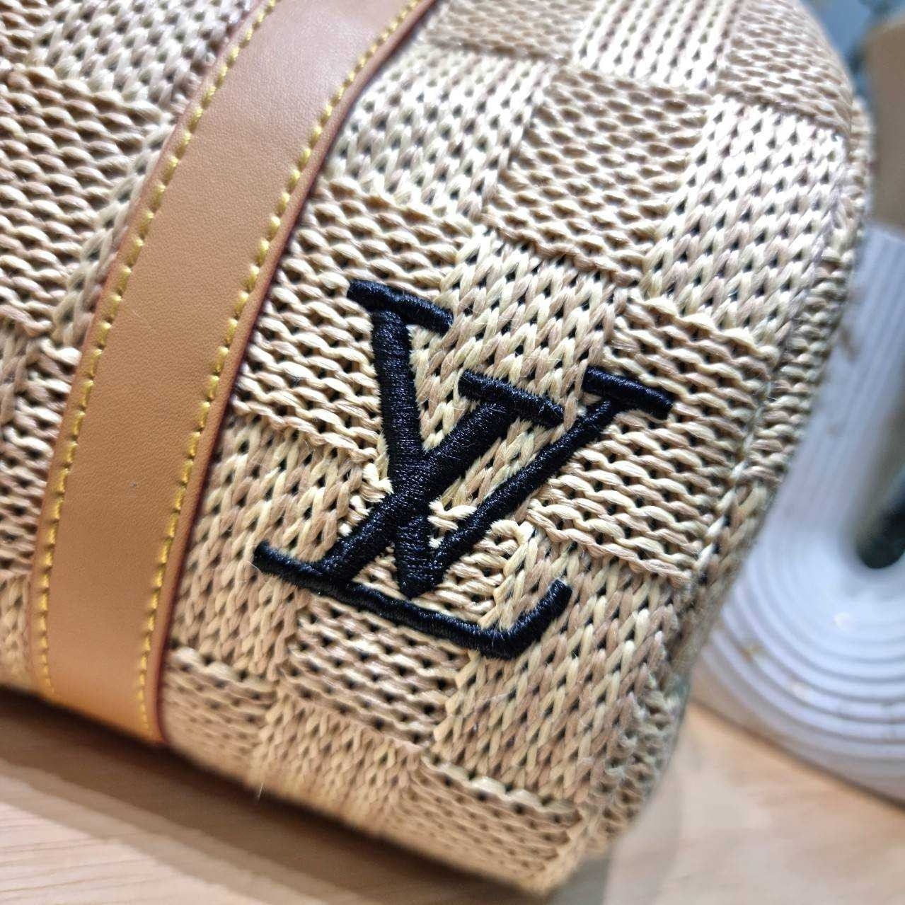 LV Keepall Bandoulière 25 / Lv bandouliere sunset bag กระเป๋าทรงหมอนสวยเก๋ ดีไซน์เริ่ดไม่ซ้ำใคร ลวดลายเอกลักษณ์ถักทอด้วยวัสดุรักษ์โลกดูดีมากๆ