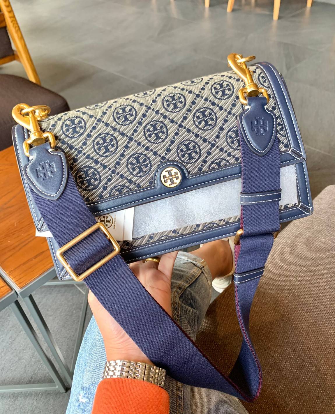 คุณภาพจัดเต็มกันเลยค่าา😘Tory Burch T Monogram Jacquard Shoulder Bag ห้ามพลาด! กระเป๋าสะพายแบบครอสบอดี้ร์ วัสดุJacquard+หนังแท้ชั้นดี ได้ลงตัวสวยงาม รูปแบบร่วมสมัยตามแบบฉบับแบรด์ได้ดีทีเดียวค่ะ! เปิดปิดกระเป๋าแบบอะไหล่แบรนด์ล็อคแม่เหล็ก