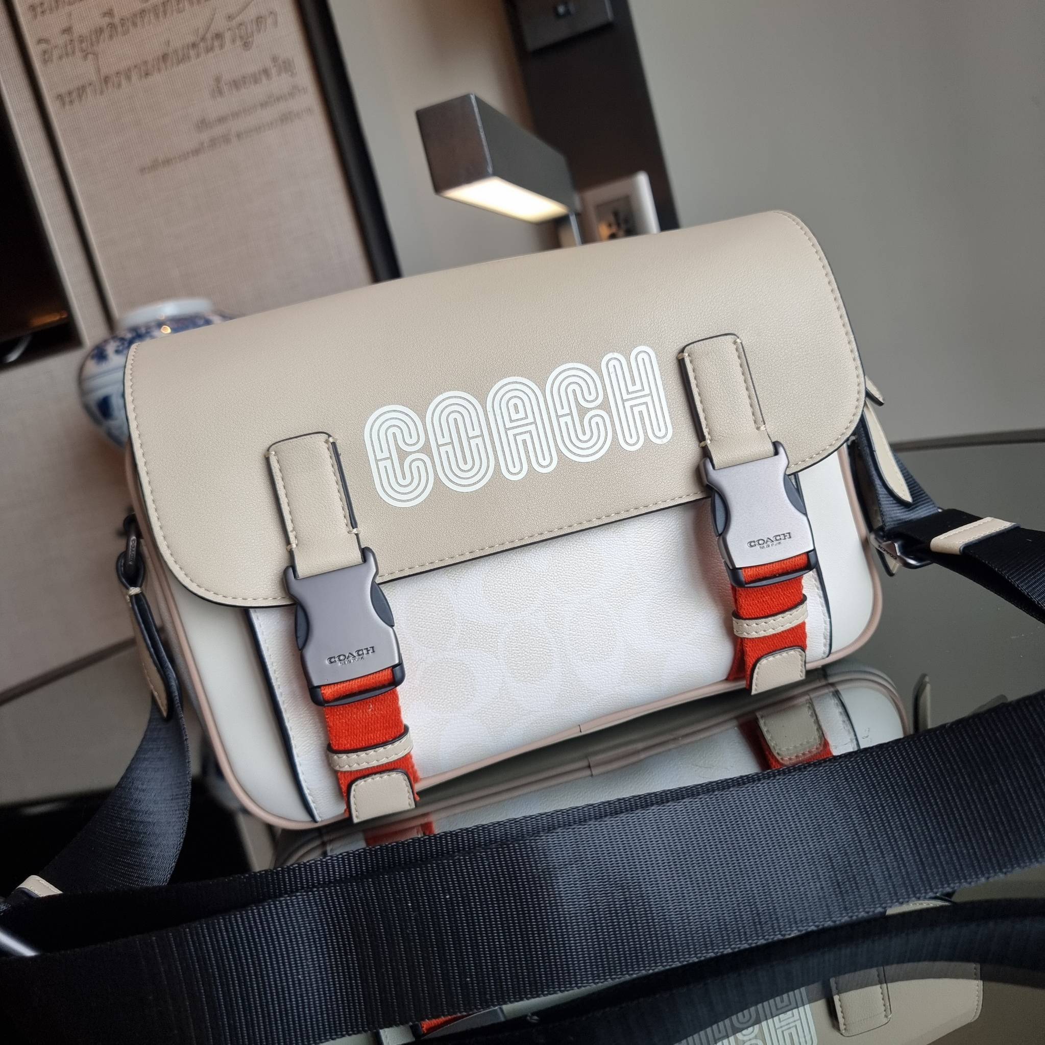 COACH TRACK CROSSBODY IN COLORBLOCK WITH COACH PATCH C6657 C8128 หล่อบอกต่ออีกหนึ่ง กระเป๋าสะพายทรงแมสเซ็นเจอร์ รุ่นเอาใจหนุ่มๆ ที่สาวๆก็อยากใช้!! ด้วยดีไซน์สีคัลเลอร์บล็อคที่โดดเด่น ทำให้ดูน่าใช้งาน วัสดุหนังแท้ สวยคมซ่อนหรู ฝากระเป๋ามีตัวล็อคแน่นหนา เปิ