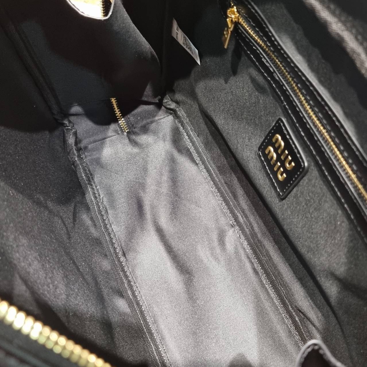 MIU MIU LEATHER BEAU BAG กระเป๋าถือรุ่นสุดจึ้ง ที่ไม่มีตอนนี้คือพลาด ดีไซน์เรียบแต่มากมีอยู่จริง สวยดูแพง หูจับในตัวง่ายและสะดวกพกพา เพียงแค่คล้องไหล่ ขนาดใหญ่จุของได้แบบสบายๆ