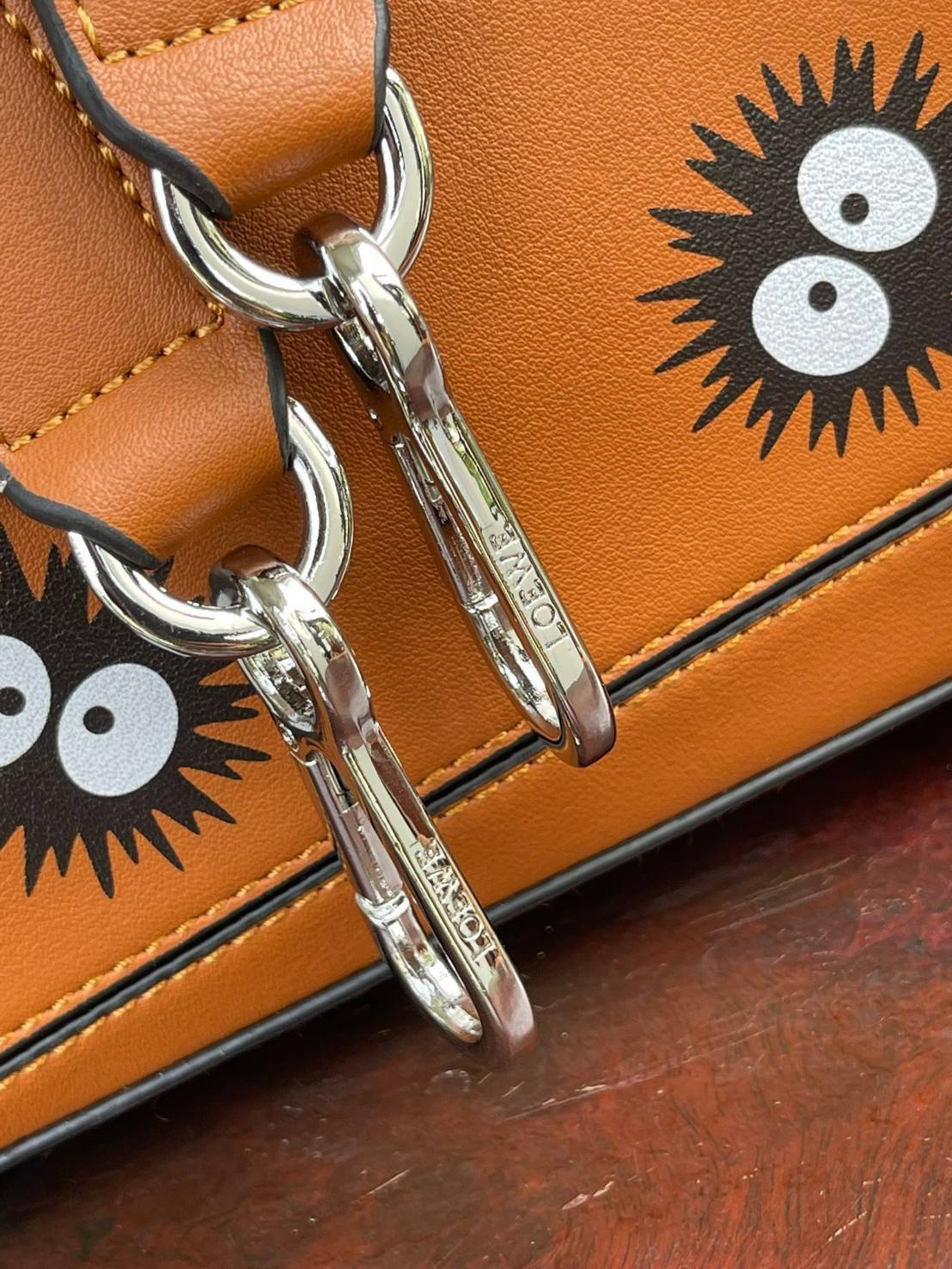 Loewe X My Neighbor Totoro Puzzle bag การร่วมงานสุดคิวท์ที่น่าจับจอง สำหรับใครที่ชื่นชอบการ์ตูนแอนิเมชั่นญี่ปุ่นอย่าง My Neighbor Totoro การออกแบบคาแร็กเตอร์ที่ใครๆ ต่างก็บอกว่าน่ารัก ล่าสุดก็เป็นที่น่าตื่นเต้นอีกครั้ง เมื่อสตูติโอดังได้เปิดตัวการร่วมงานก