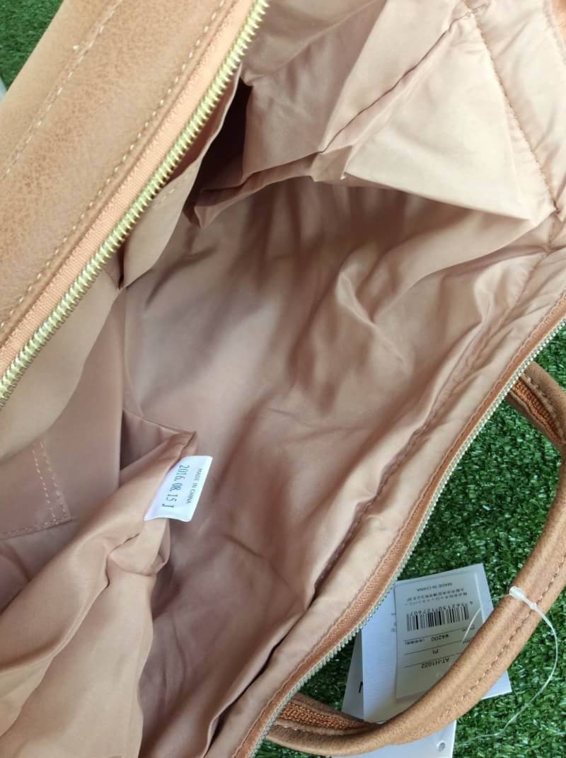 ANELLO 2 WAY PU LEATHER BOSTON BAG รุ่นใหม่ล่าสุดจากแบรนด์ที่ทุกคนต้องรู้จัก รุ่นนี้วัสดุคือหนังpu แบบนิ่มและน้ำหนักเบา กันน้ำได้ สะพายเป็นทรงcrossbodyสายยาวปรับได้ฟรีไซส์ถอดออกได้ หรือจะถือก็สวยเเก๋ ปากกระเป๋ามีโครงเป็นเอกลักษณ์จุดเด่น หูจับมีตัวล้อคด้วย