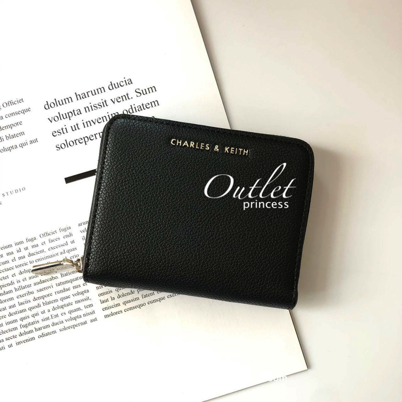 กระเป๋าสตางค์ใบสั้น CHARLES & KEITH เปิด - ปิดกระเป๋าด้วยซิปรอบ ด้านในมีช่องใส่บัตร ช่องใส่ธนบัตร ช่องใส่รูป และช่องซิปค่ะ