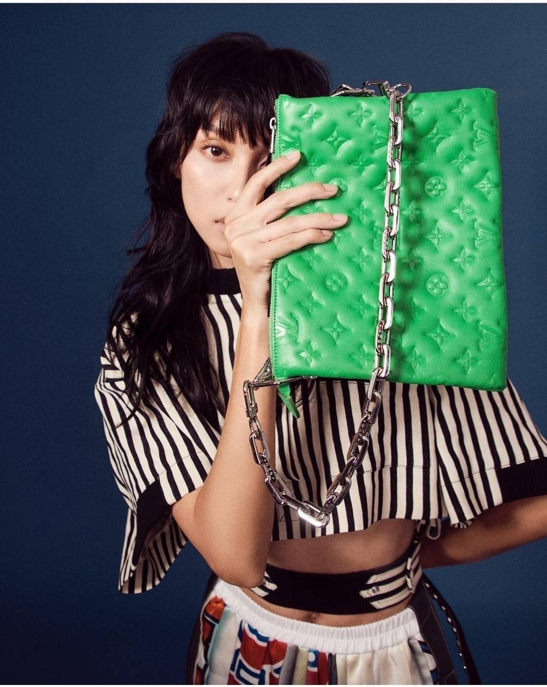 LV HANDLE POUCH MONOGRAM / LV Coussin กระเป๋าสะพายกึ่งคลัชท์ สุดล้ำ มาแรงมาก ด้วยความสวยปังตั้งแต่แรกเห็น วัสดุหนังแกะปั๊มลายสวยคม มาพร้อมสาย 2 เส้น เลิศๆ มีสายโซ่ที่มีดีเทลละเอียดไม่ซ้ำ และสายสปอร์ตครอสบอดี้ ที่จะคล้องไว้ทั้งสองเส้นก็ดีงาม หรือสลับใช้ตาม