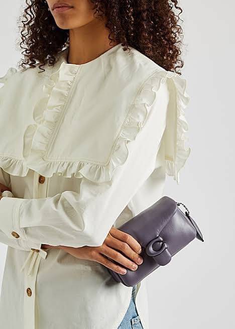 Coach Pillow Tabby Shoulder Bag 18 หนัง nappa หนานิ่ม นุ่มมากๆ รุ่นใหม่ล่าสุดค่ะ! พร้อมโลโก้รุ่นใหม่ด้วยเช่นกัน เพิ่มความหรู ดูดีเข้าไปอีกค่ะ เปิดปิดกระเป๋าแบบกระดุมแมาเหล็ก ภายในมีช่องใส่ของสองช่อง; สามารถใส่กระเป๋าเงินใบสั้นได้;พาสปอร์ตได้;มือถือได้ ค่ะ