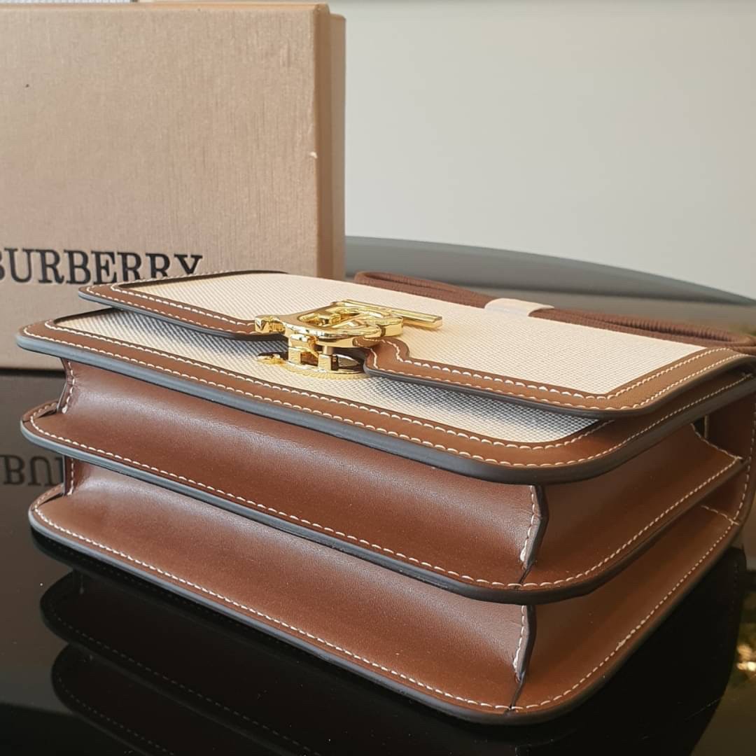 BURBERRY FRAGRANCES CROSSBODY BAG / BURBERRY FRAGRANCES QUITED LAMBSKIN BAG ตัวกระเป๋าเป็นผ้าตัดหนังแท้ Lambskin นิ่มสวยหรูดูดี เปิดปิดด้วยฝาปิดสัญลักษณ์รูปตัวB ภายในโล่งกว้าง