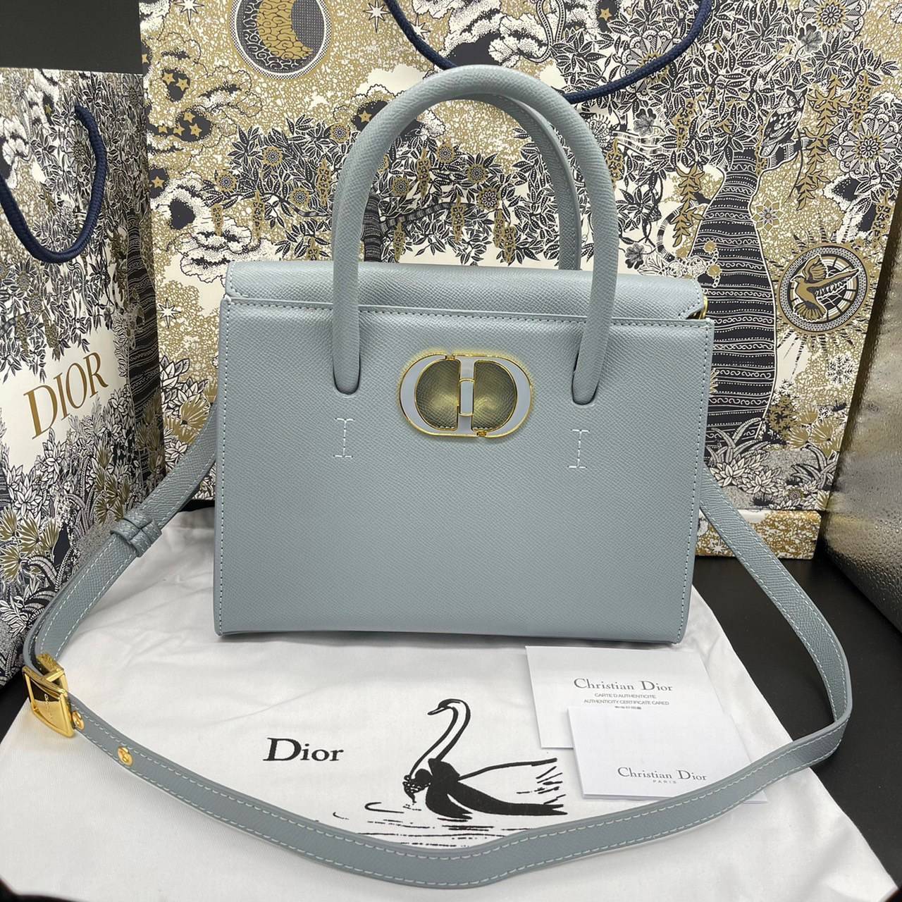 หนังแท้ DIOR Medium ST Honore Tote Collection Fall/Winter 2020-2021 มาในรูปแบบกระเป๋าทรงสี่เหลี่ยมที่ได้มาตรฐาน ทำจากหนังลูกวัว (Calfskin) ลายเกรน ซึ่งสื่อถึงความหรูหราได้อย่างลงตัว ตัวด้ามจับ มีการเย็บเข้าด้านในของกระเป๋าเพื่อเพิ่มความแข็งแรงทนทาน ด้านหน
