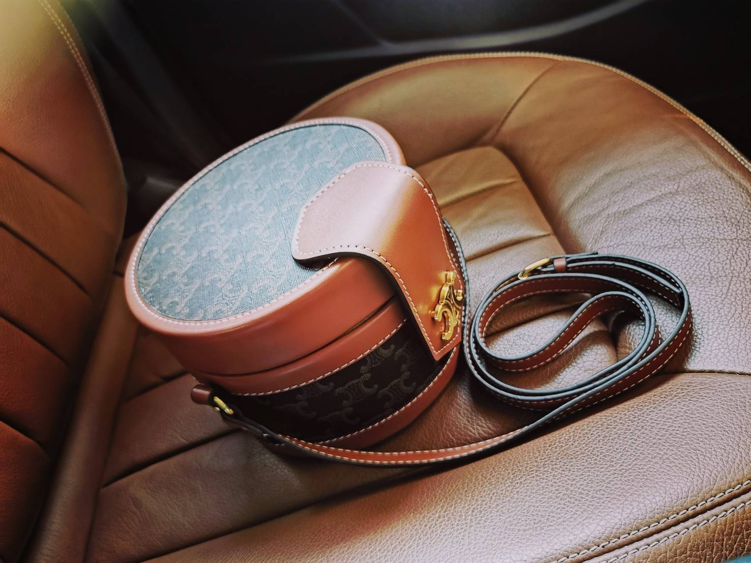 CELINE CROSSBODY BAG VIP GIFT WITH PURCHASE (GWP) พรีเมี่ยมกิ๊ฟ Limited Edition จาก CELINE PERFUME DUTY FREE COUNTER วัสดุ TRIOMPHE CANVAS & LEATHER ทรงกลมสวยหรูอยู่ทรงเปิดปิดด้วยฝาปิดกระดุมโลโก้แบรนด์