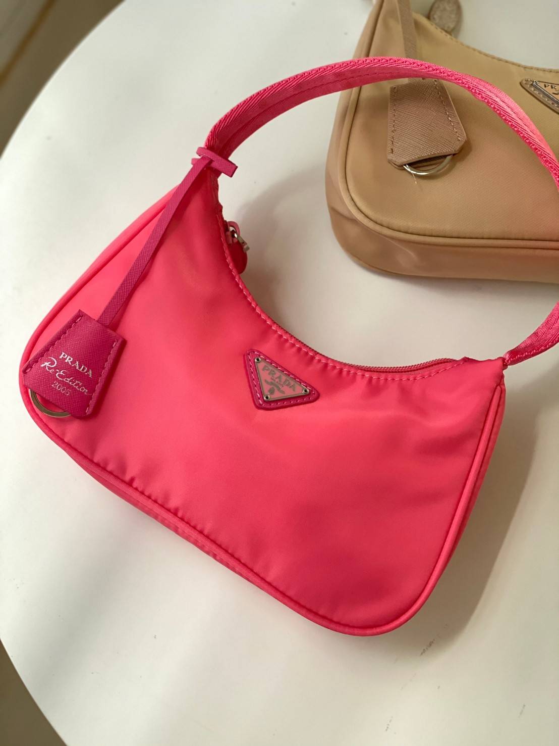 พรีเมี่ยมกิ๊ฟแท้ 100% 】สีใหม่พร้อมส่งที่นี่ที่เดียว Prada nylon mini shoulder bag กระเป๋าถือหรือสะพายไหล่ size mini กำลังน่ารัก